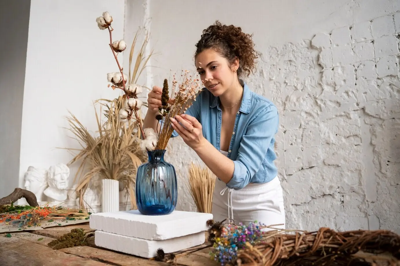 Menschen, die ihr eigenes getrocknetes Arrangement zusammenstellen