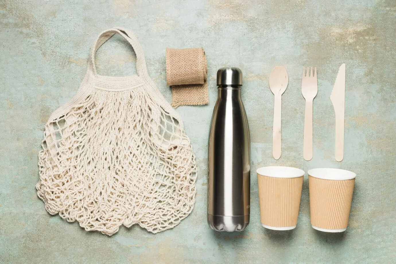 Umweltfreundliche Objekte vor Zementhintergrund