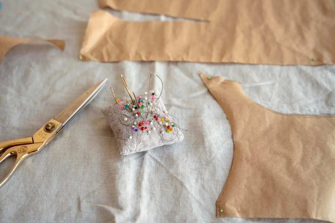 Blick von oben auf Nadeln und Schere