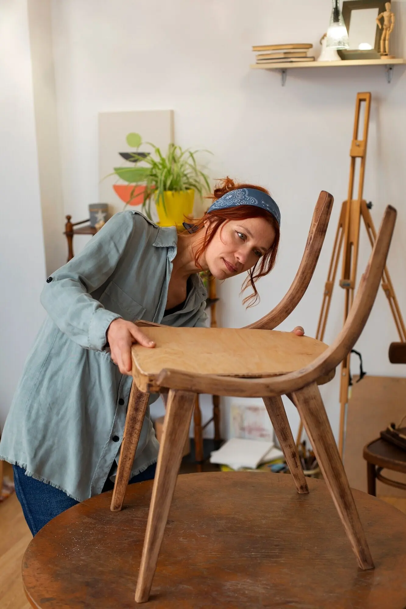 Halbnahe Aufnahme einer Frau, die Möbel restauriert.